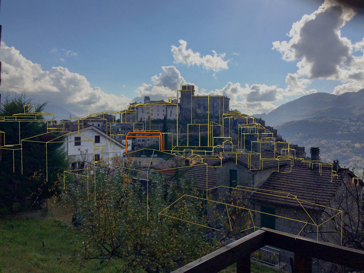 La foto di Roviano con sopra gli spigoli del modello 3D in giallo: torre e castello coincidono