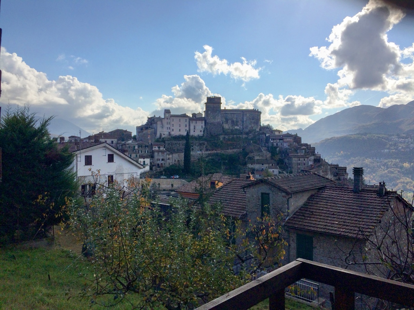 Roviano, il borgo e il castello visti da un balcone in basso