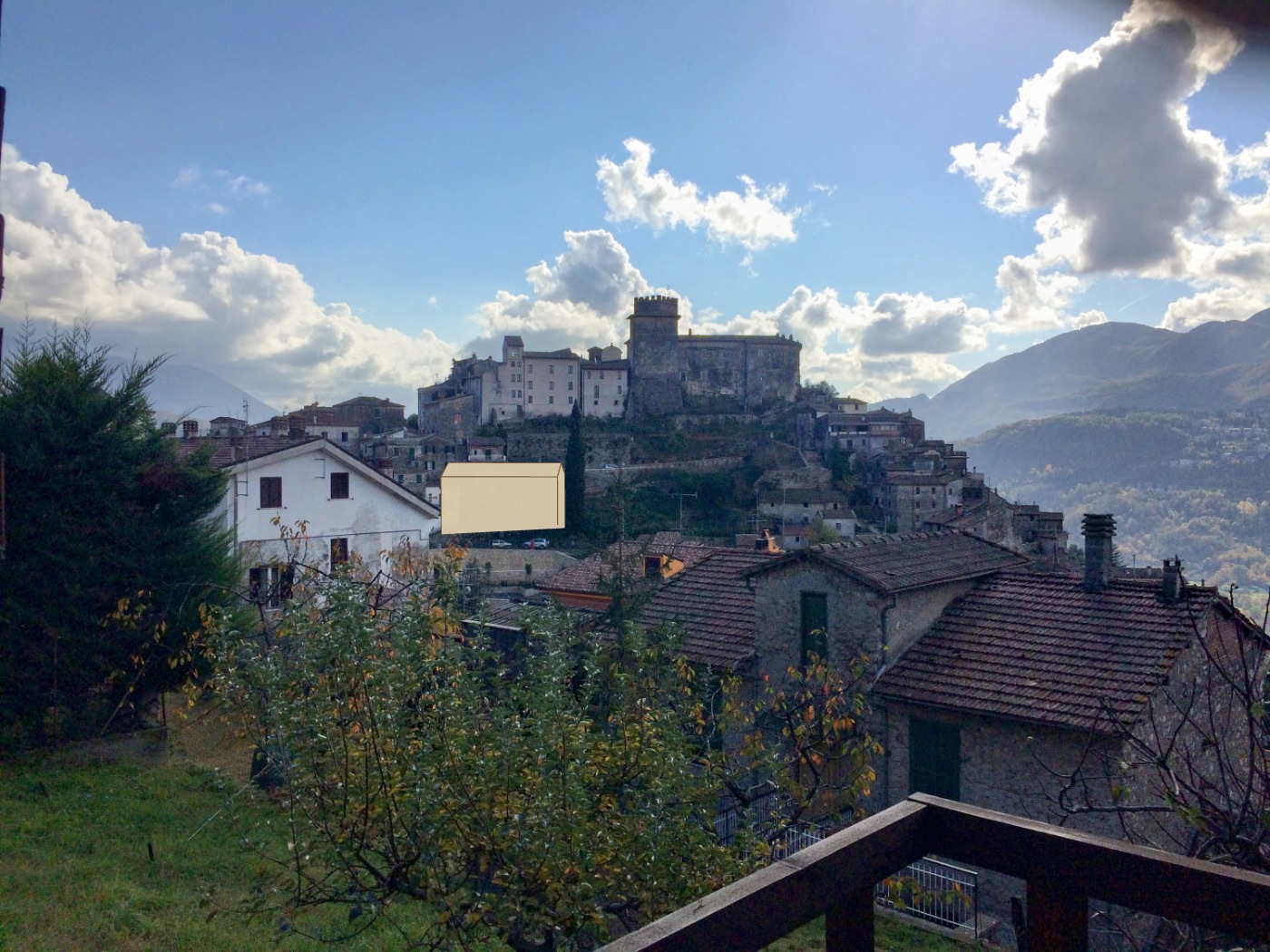 La foto di Roviano con il volume di progetto inserito, campito in colore chiaro